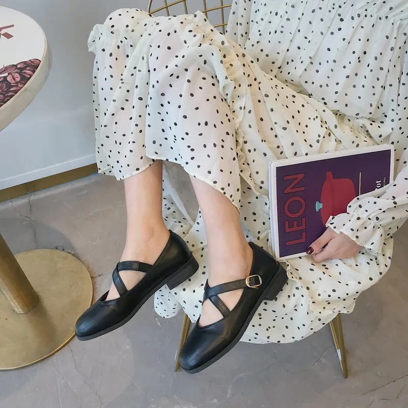 Новинка 2020 модные женские туфли кожаные маленькие с перекрестной шнуровкой