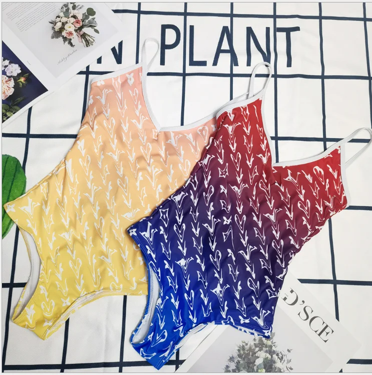 

Слитный купальник с градиентом и открытой спиной, с буквенным принтом