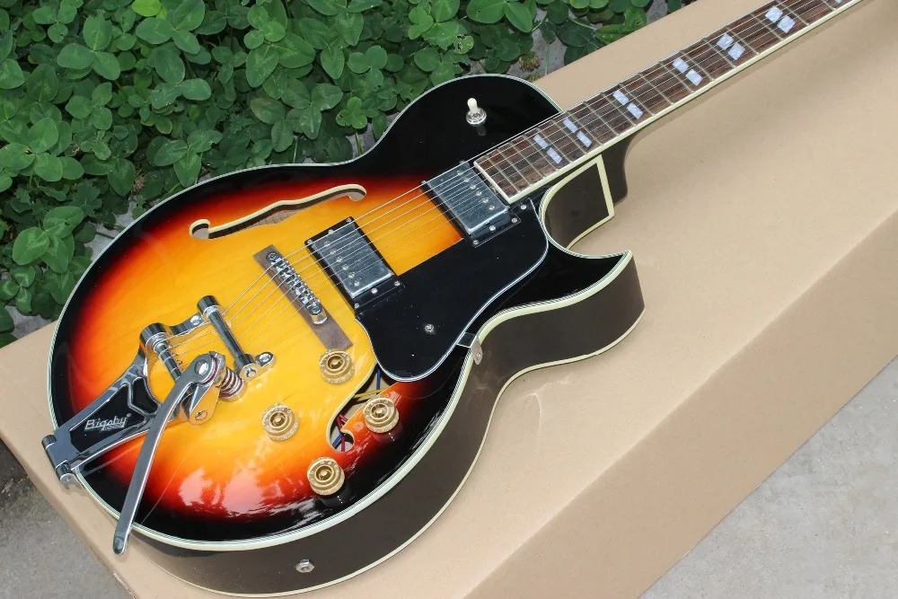 

Custom double F hollow body Jazz electric guitar,Sunburst color.Rosewood fingerboard.Chrome hardware Jazz gitaar,vibrato system