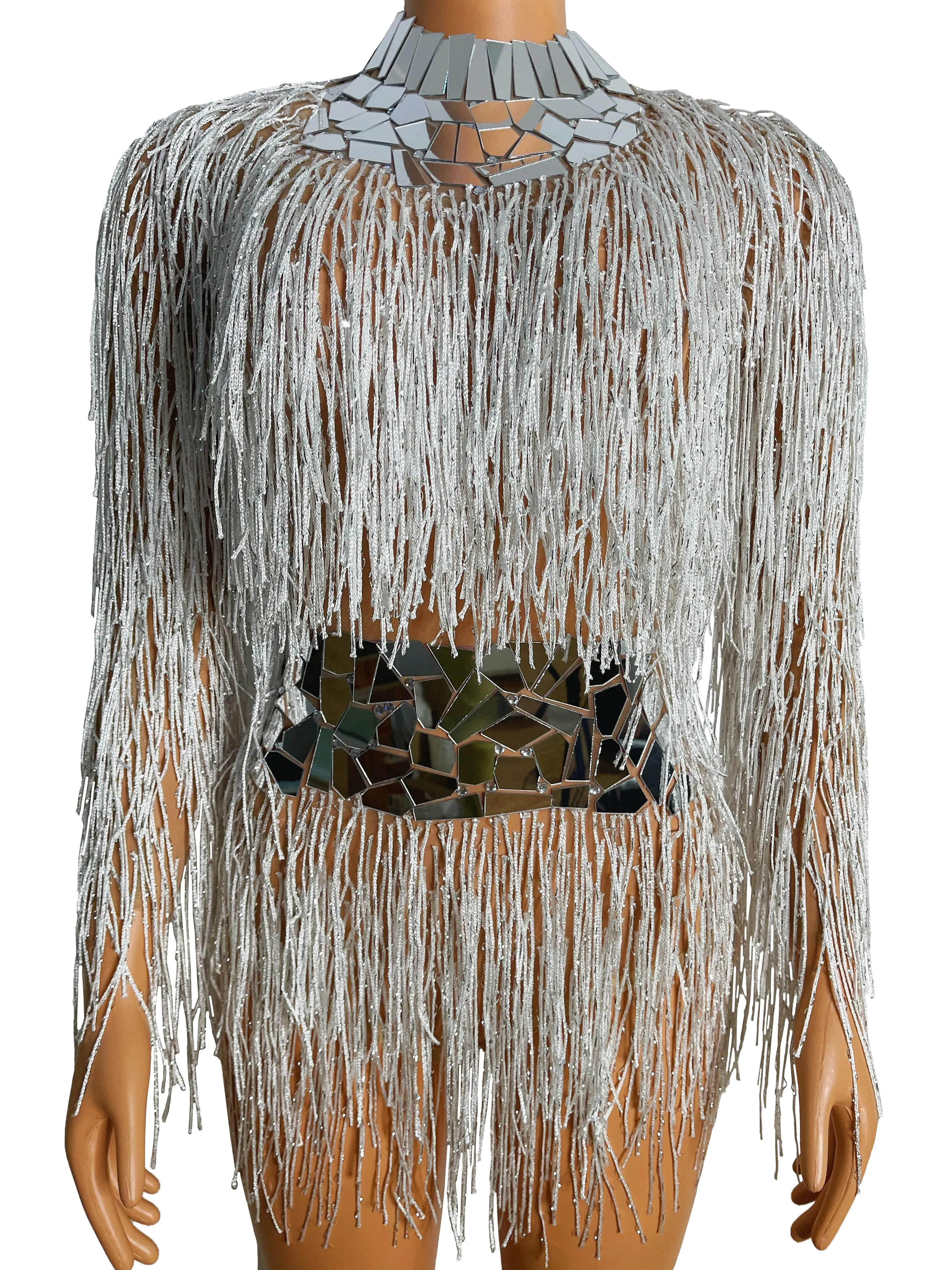 Блестящий боди с зеркальными плечами и серебряной бахромой костюм для