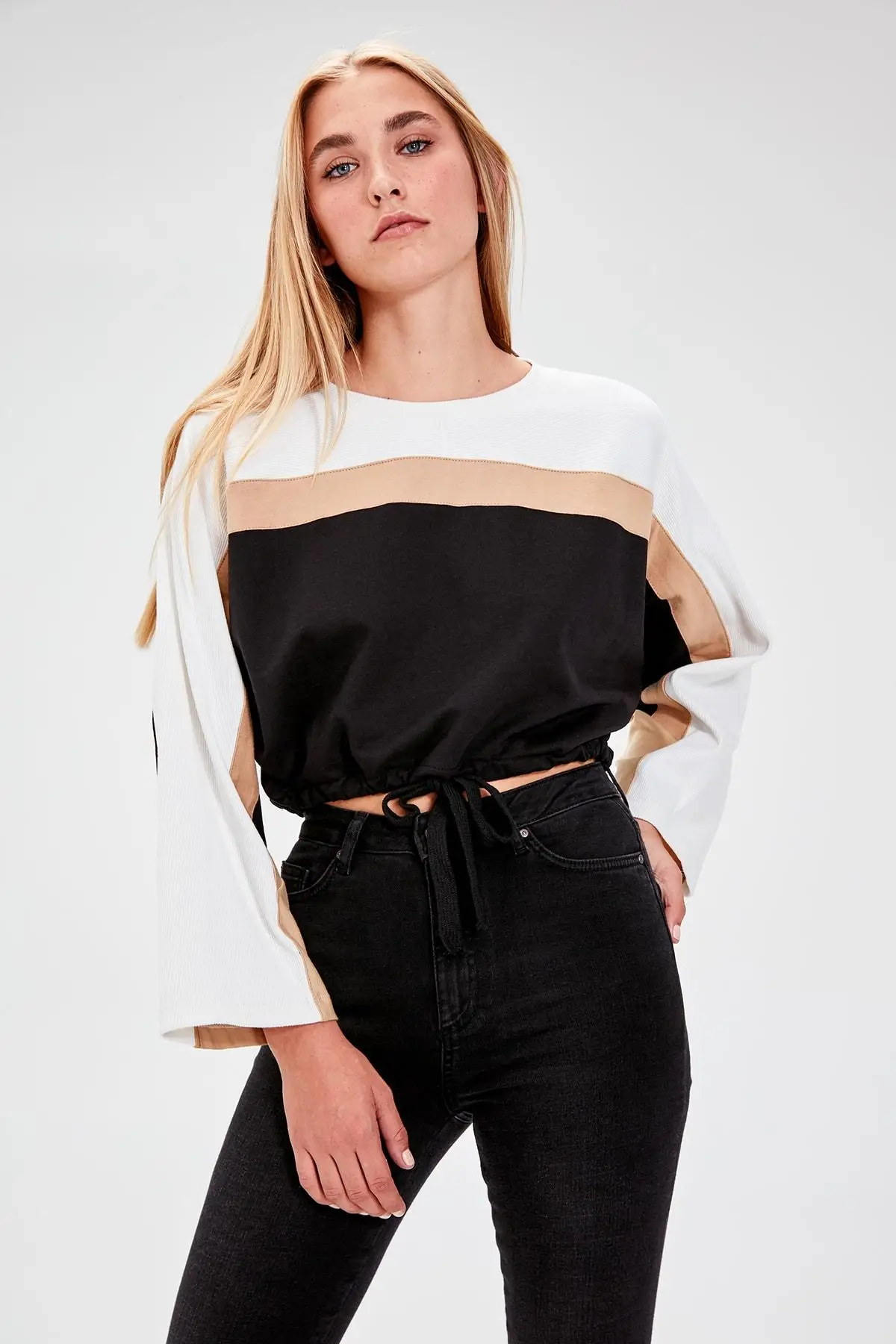 Trendyol черный с цветным блочным трикотажным свитером TWOAW20SW0025