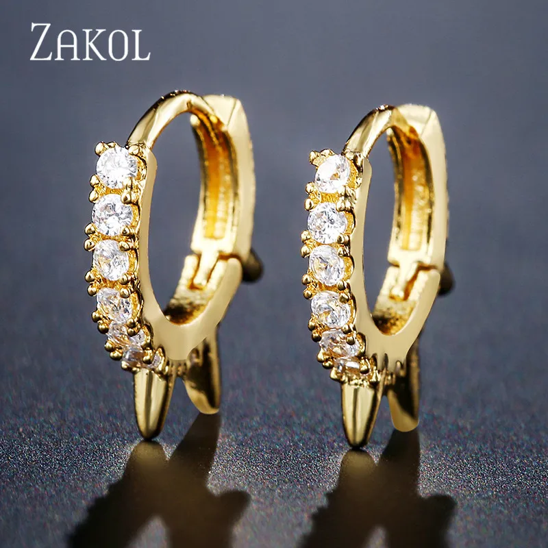 Стильные легкие маленькие открытые серьги-кольца с заклепками и кубическим