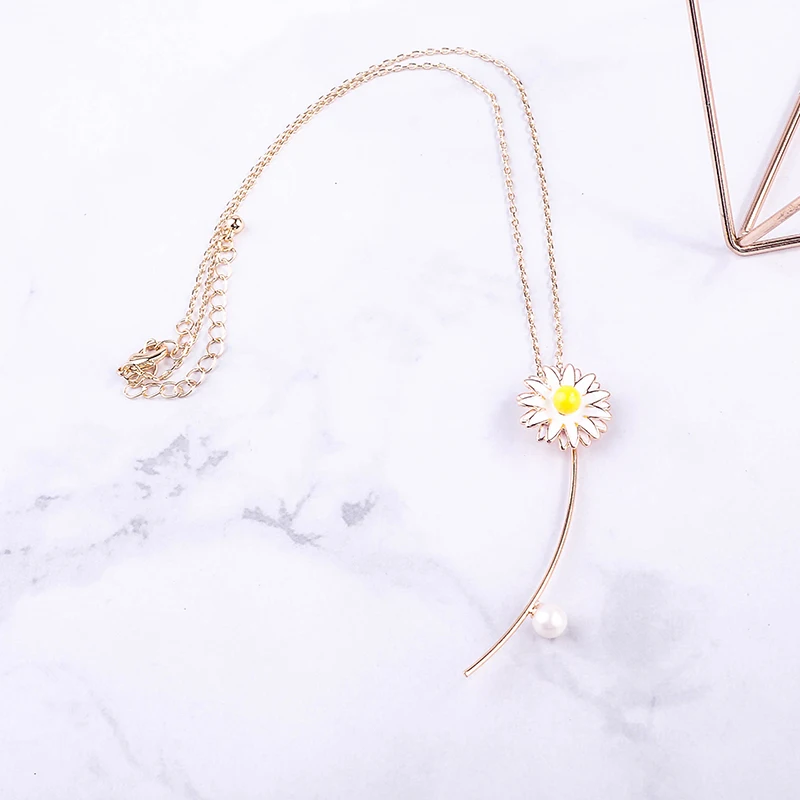 Изысканное ожерелье с жемчужной подвеской из белой эмали желтого цвета