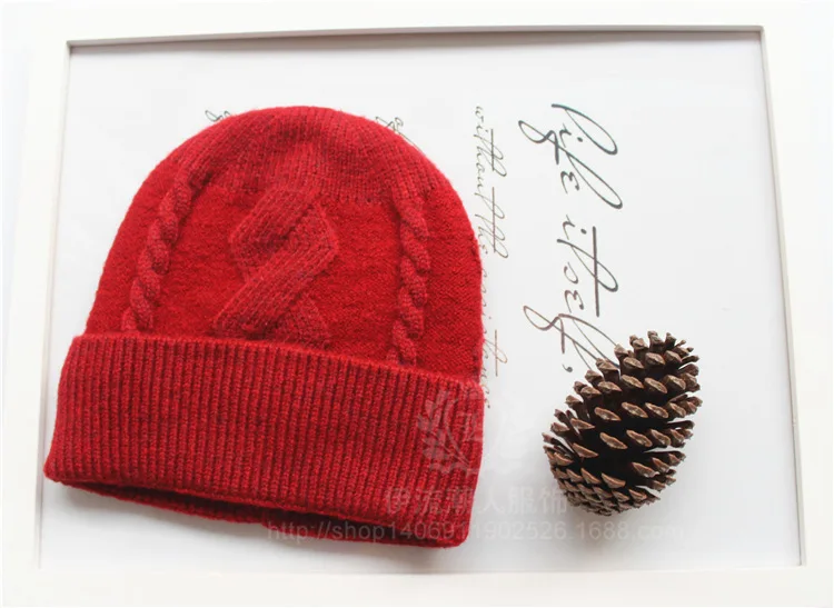 Вязаные шапочки зимнее плетеное изделие с изображением Джокера однотонный цвет