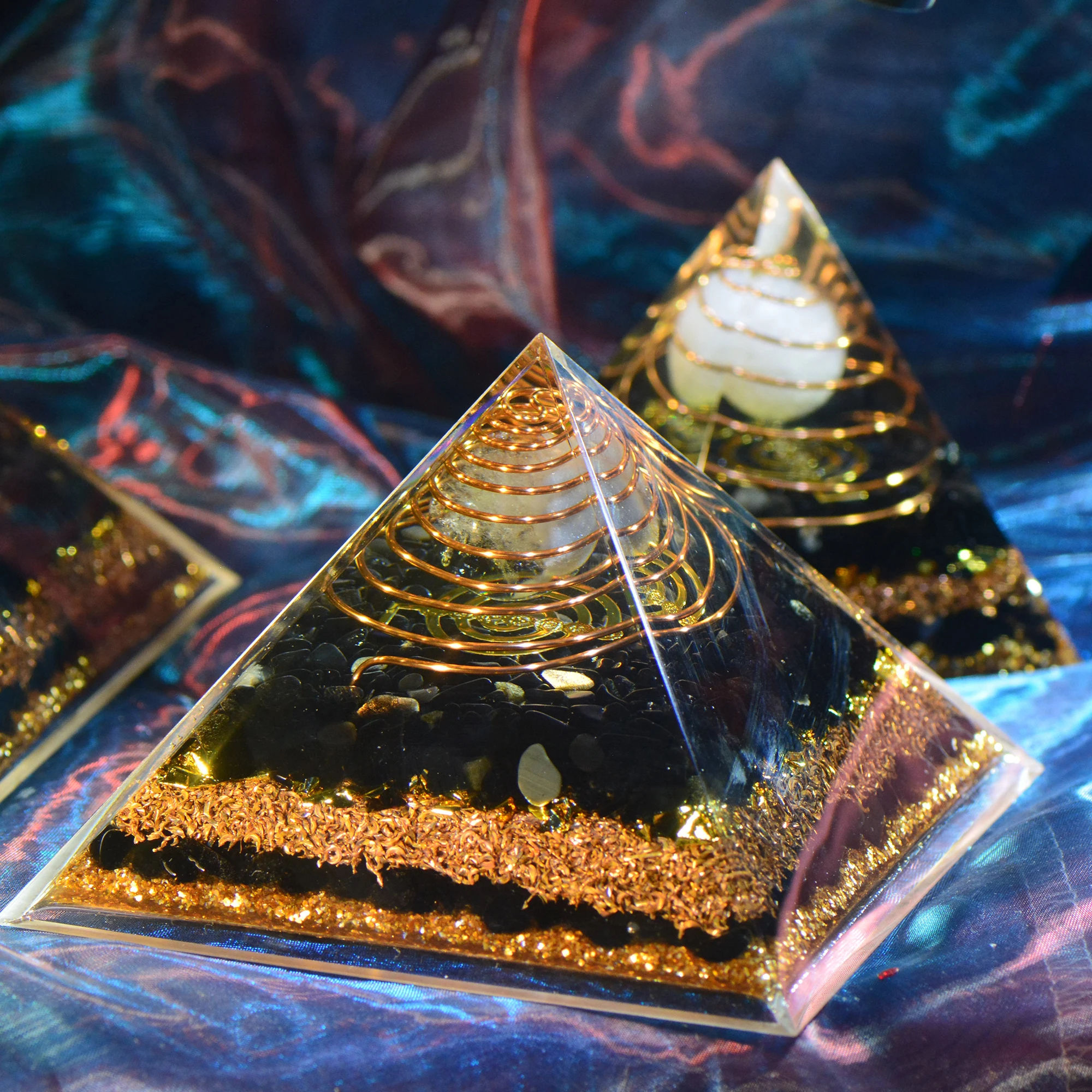 

Orgone Pyramid Seven chakra Amethyst Peridot Healing Crystal Energy Orgonite Pyramide EMF Protection Meditation Tool