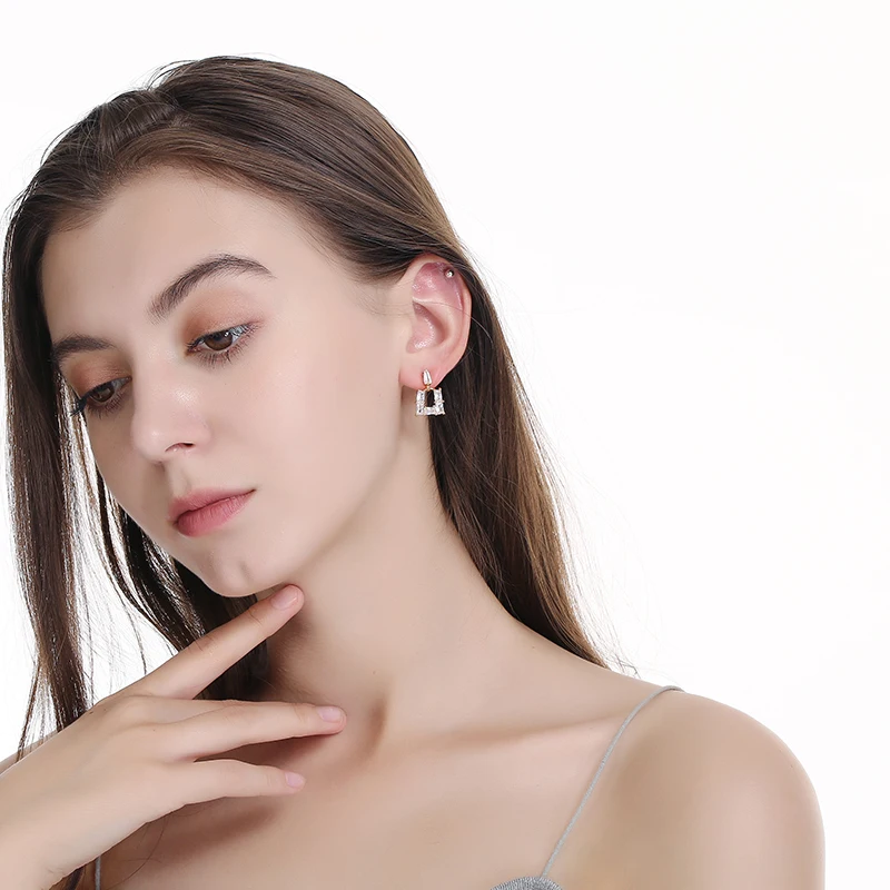 Женские серьги-гвоздики с фианитами золотистого цвета