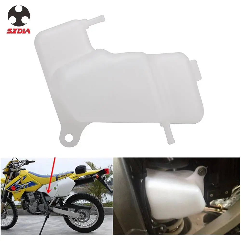 Мотоцикл после рынка охлаждающей жидкости над потоком бутылки резервуар