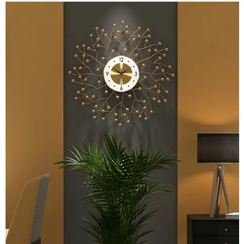Большие металлические золотистые настенные часы в современном стиле