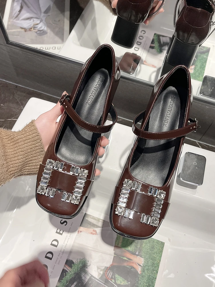 

Туфли Мэри Джейн 2021 летние новые супер огонь дикие Ретро толстая подошва французские Стразы ремни слово маленькие кожаные туфли