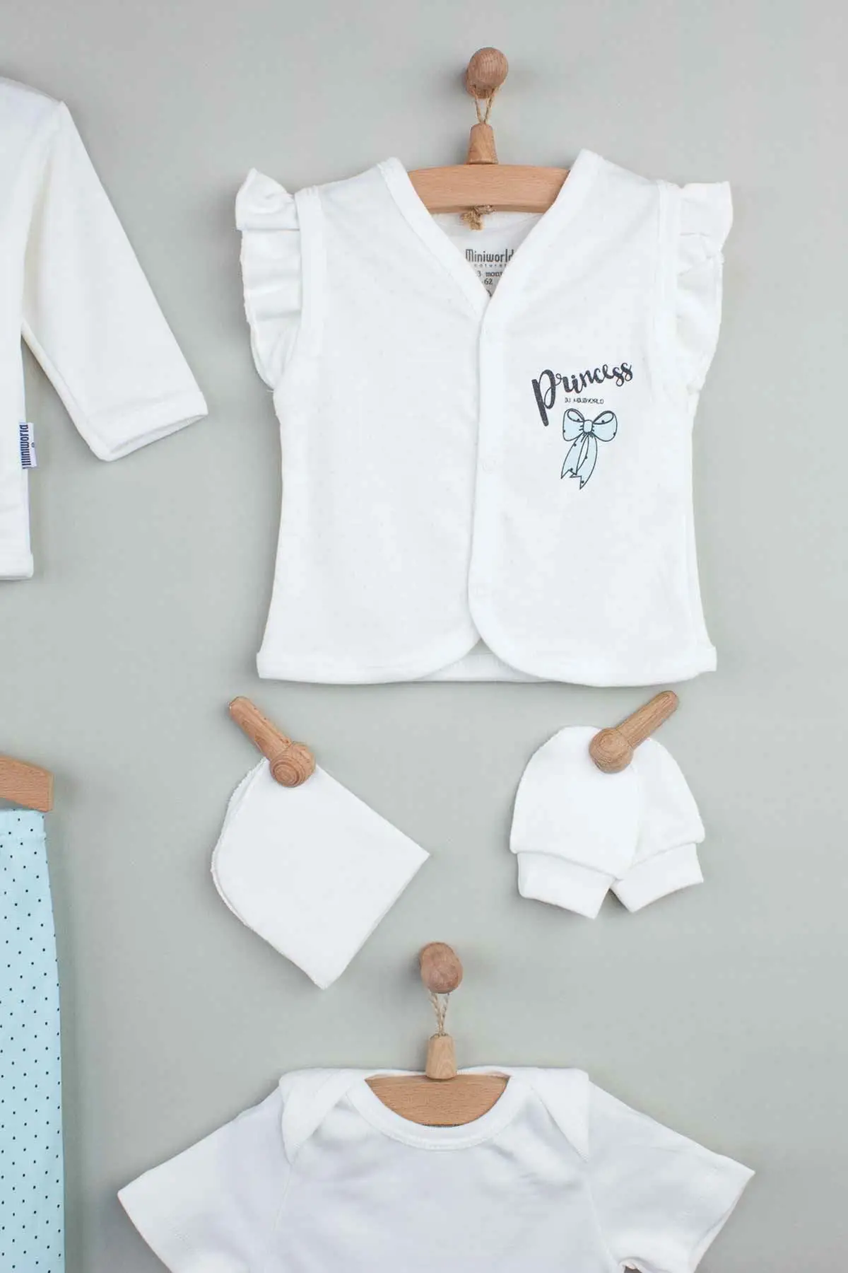 

Green Newborn Girl Baby 10 lu Hospital Output