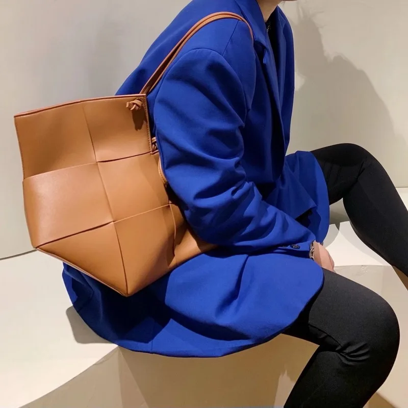 

2020 Women Large Capacity Tote Bag Cowhide Messenger Bag Lady Daily Woven Shoulder Bag Fashion Crossbody Bag Girls Shooping Bag
