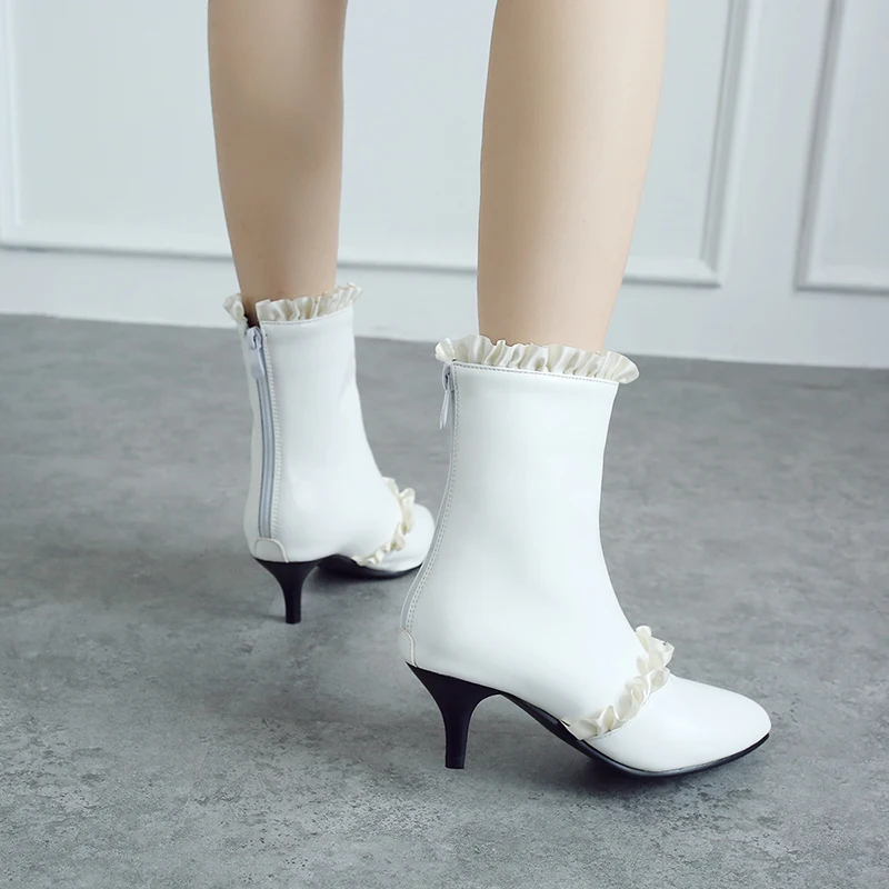 Детские ботинки милые розовые короткие на низком каблуке средней длины шнуровке