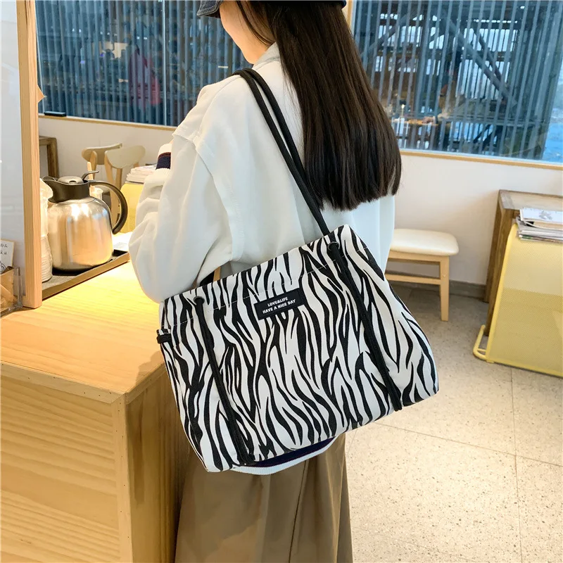 

2021 New Canvas Bag Trend Texture Graffiti One Shoulder Women's Bag Simple Fashion Personality Handbag