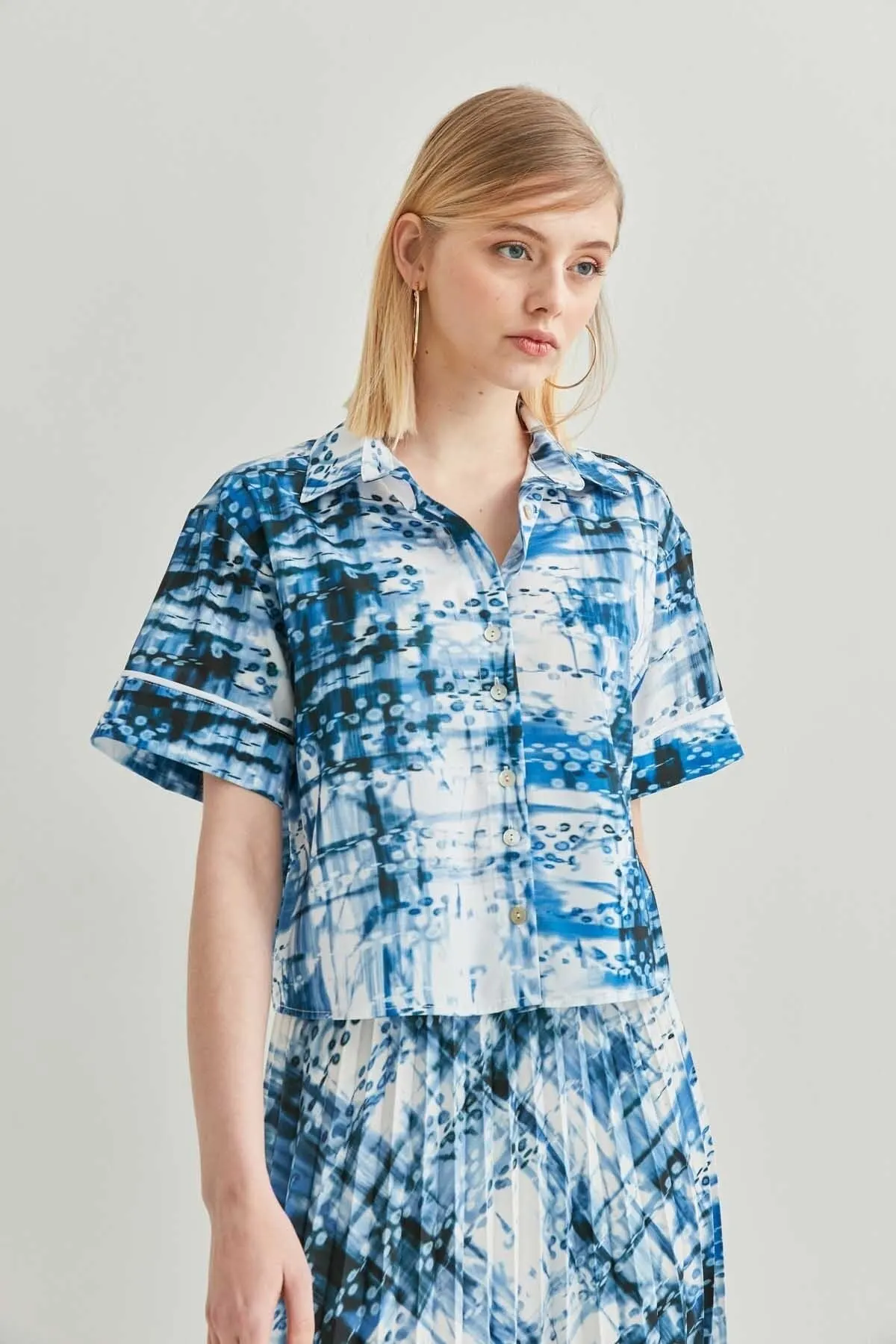 

Женский кроп-топ с пуговицами спереди