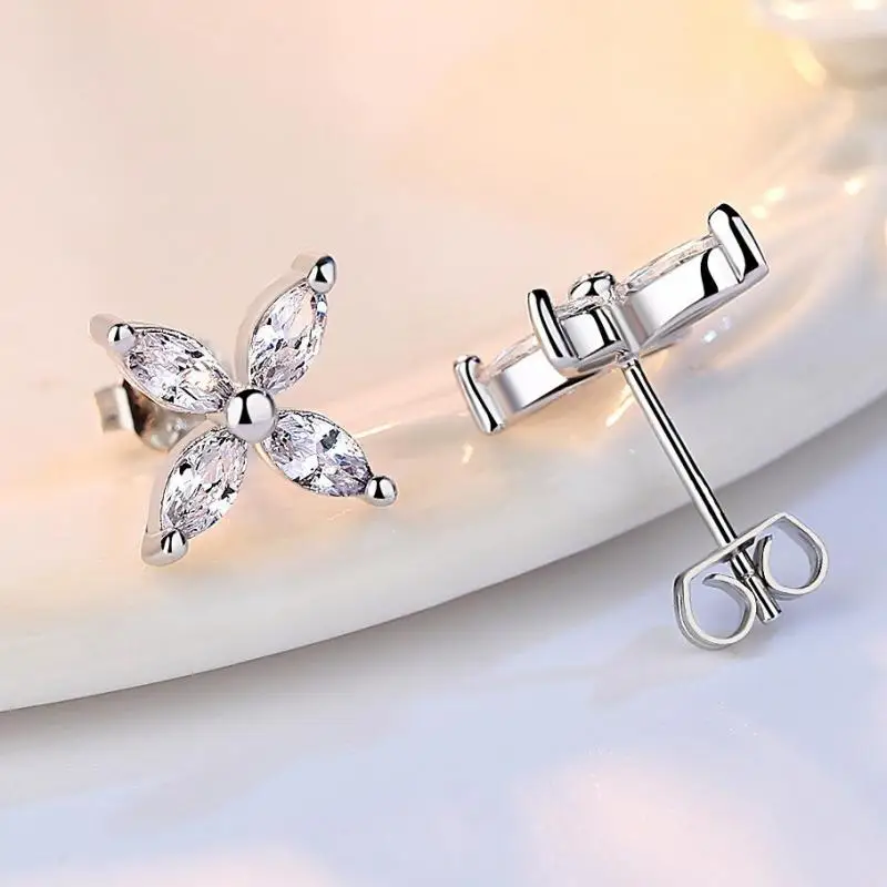 Серьги гвоздики серебряного цвета с геометрическим рисунком четырехлистного