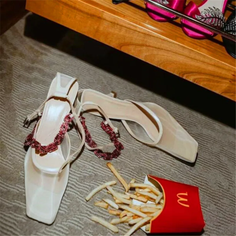 Металлические стразы Женские туфли на высоком каблуке с цепочкой Цвет черный