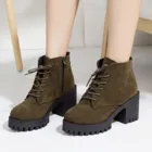 Женские ботинки; Коллекция 2021 года; Зимние ботинки для женщин; Модная обувь на квадратном каблуке; Рабочие ботинки из флока на шнуровке; Цвет армейский зеленый; Распродажа