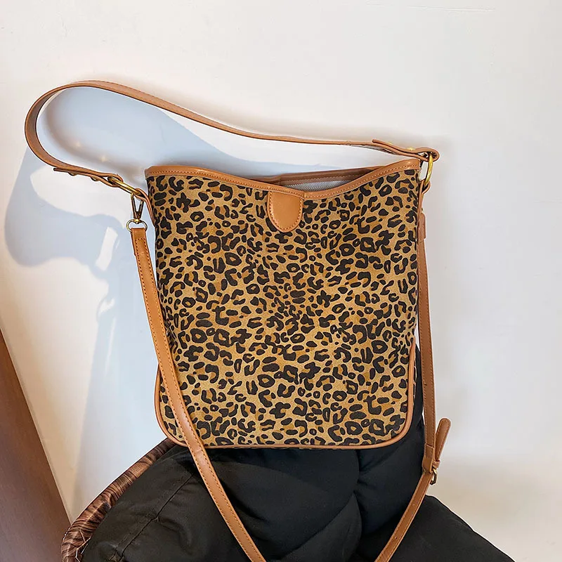 

Вместительная сумка для женщин, Новинка осени 2021, модная сумка-мешок с леопардовым принтом, сумка-мессенджер на одно плечо, сумка для подмыш...