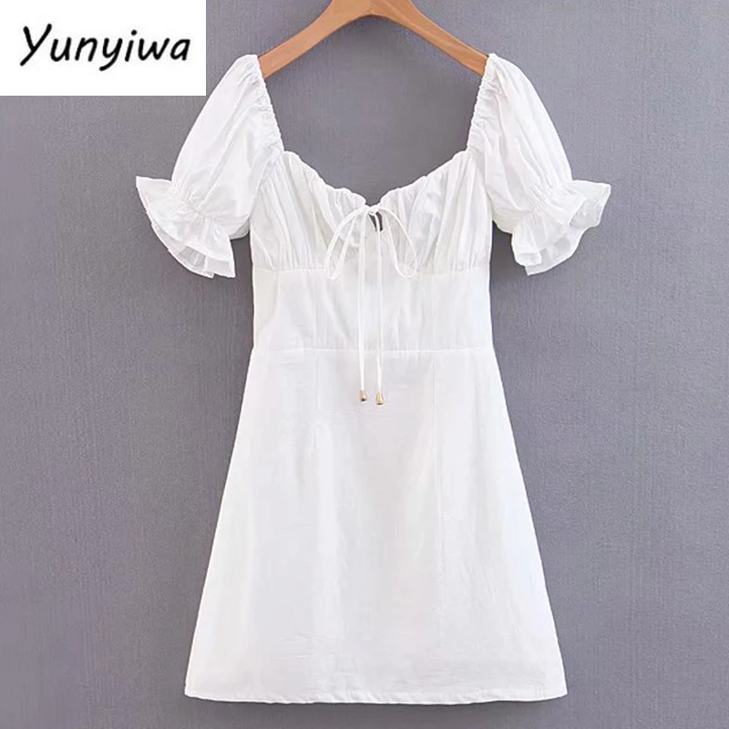 Женское платье со шнуровкой спереди белое трапециевидной формы с открытой