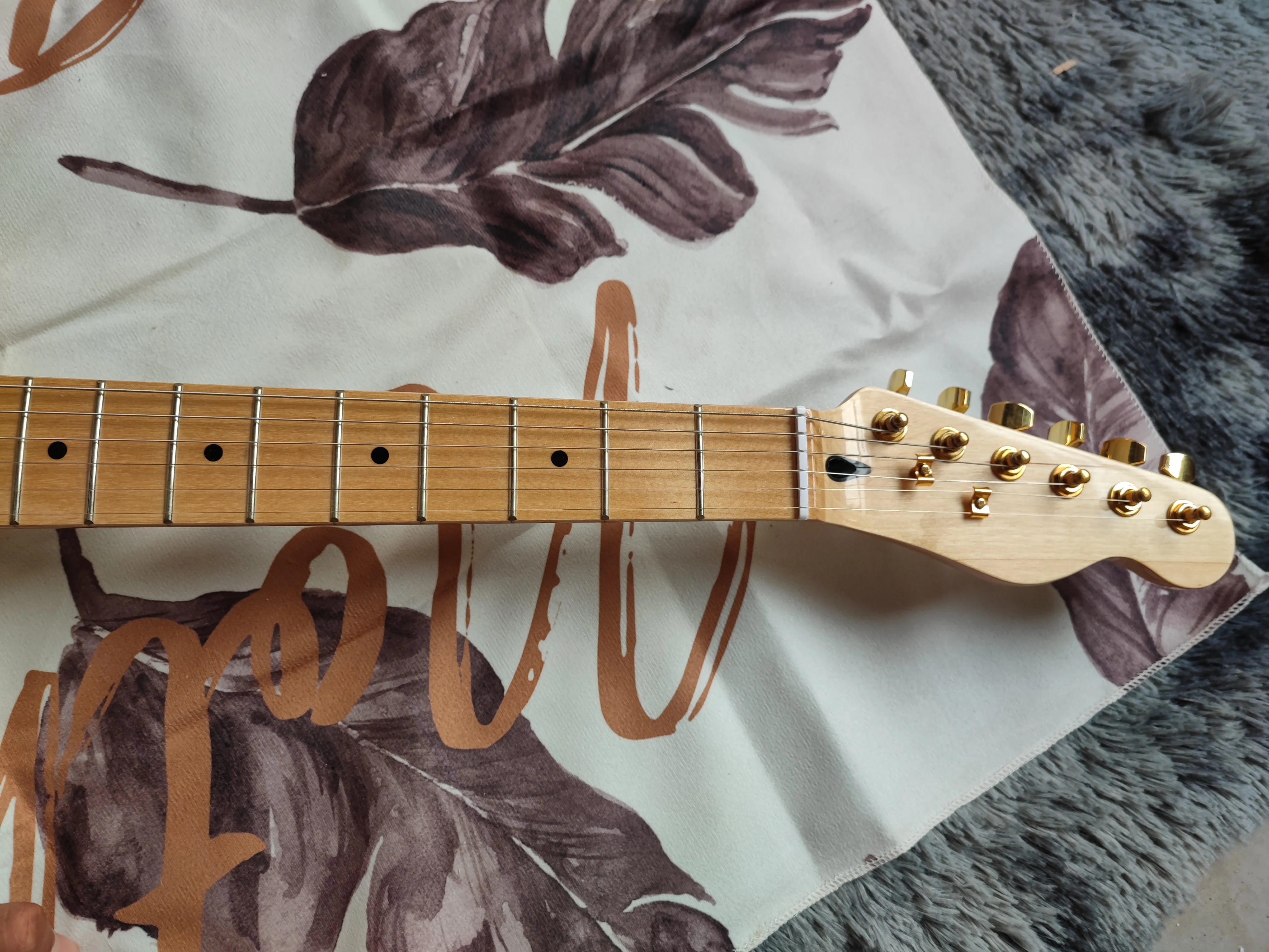 

Special price package mail log color 22 grade electric guitar for beginners