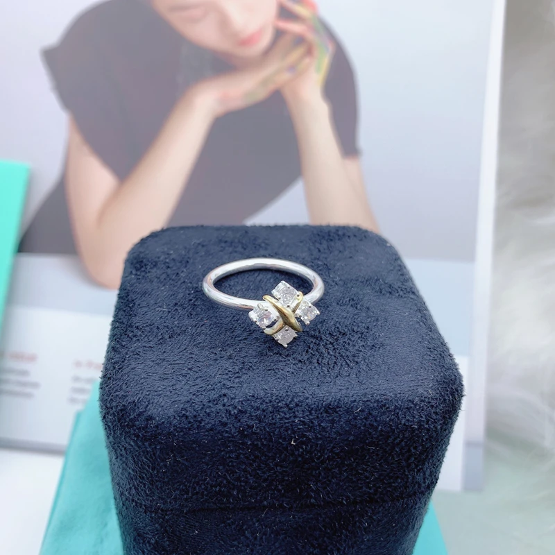 Женское кольцо с инкрустацией из циркония стерлингового серебра 925 пробы