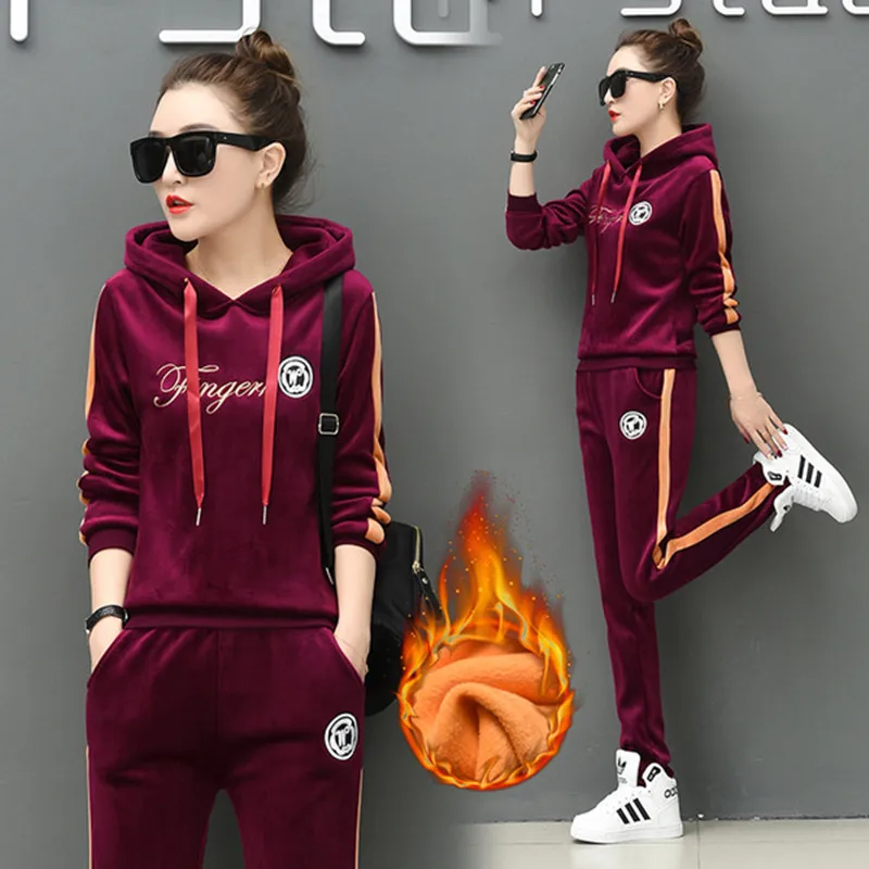 Комплект из двух предметов Vetement Femme коллекция 2019 года велюровый спортивный