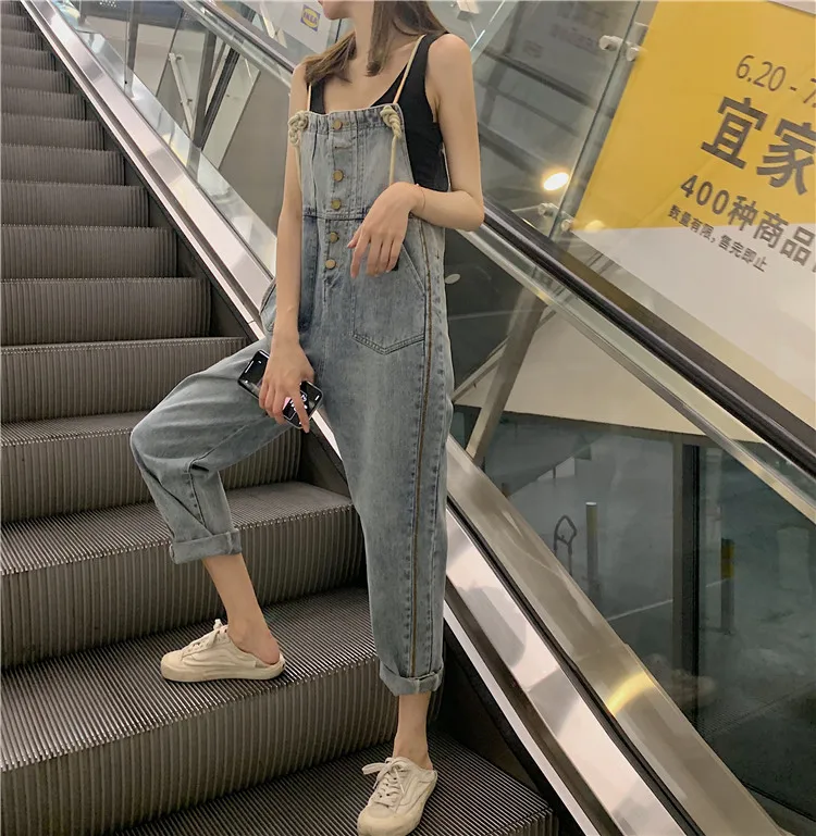 

Single-breasted denim strap denim trousers + all-match solid color vest
