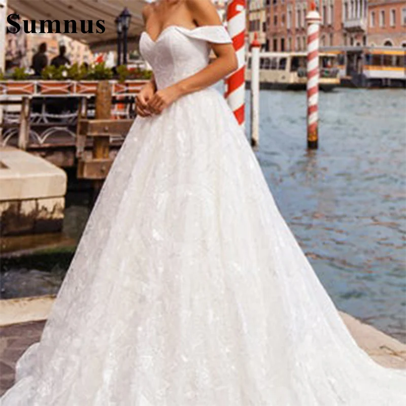 

Платье свадебное кружевное ТРАПЕЦИЕВИДНОЕ с V-образным вырезом и аппликацией