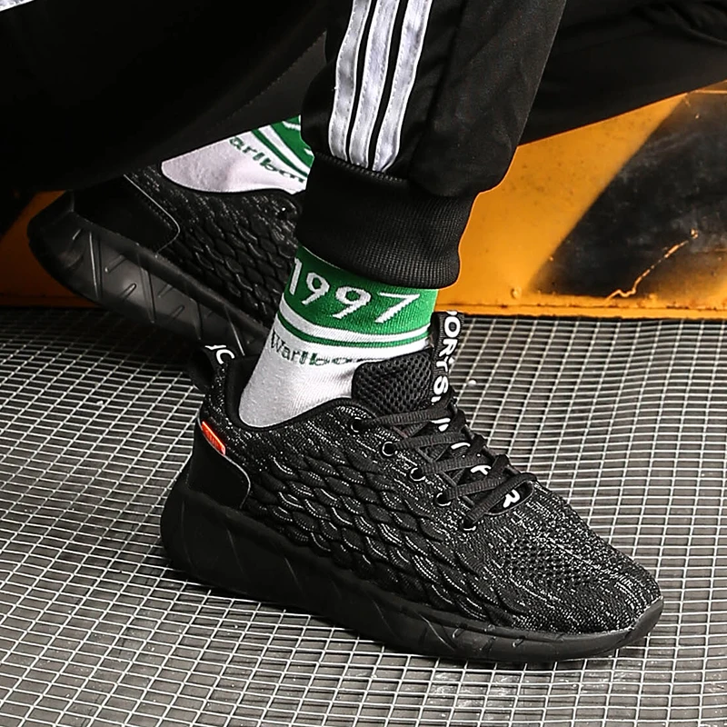 

2021 New High Quality Men Running Shoes Fish Scale Mesh Sneakers Men Light Sport Trainers
