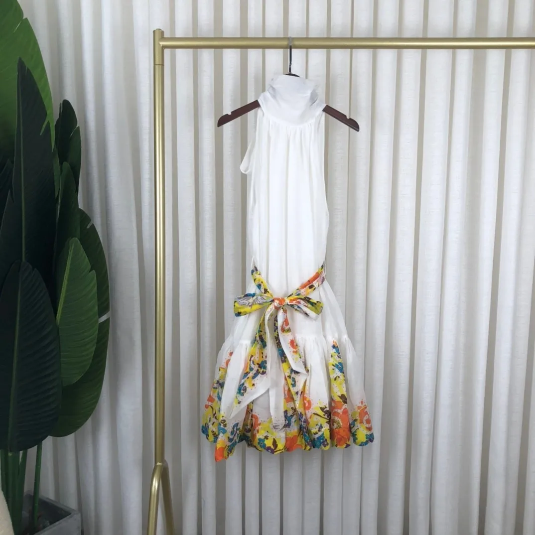 

Женское мини-платье с цветочным принтом и поясом на талии