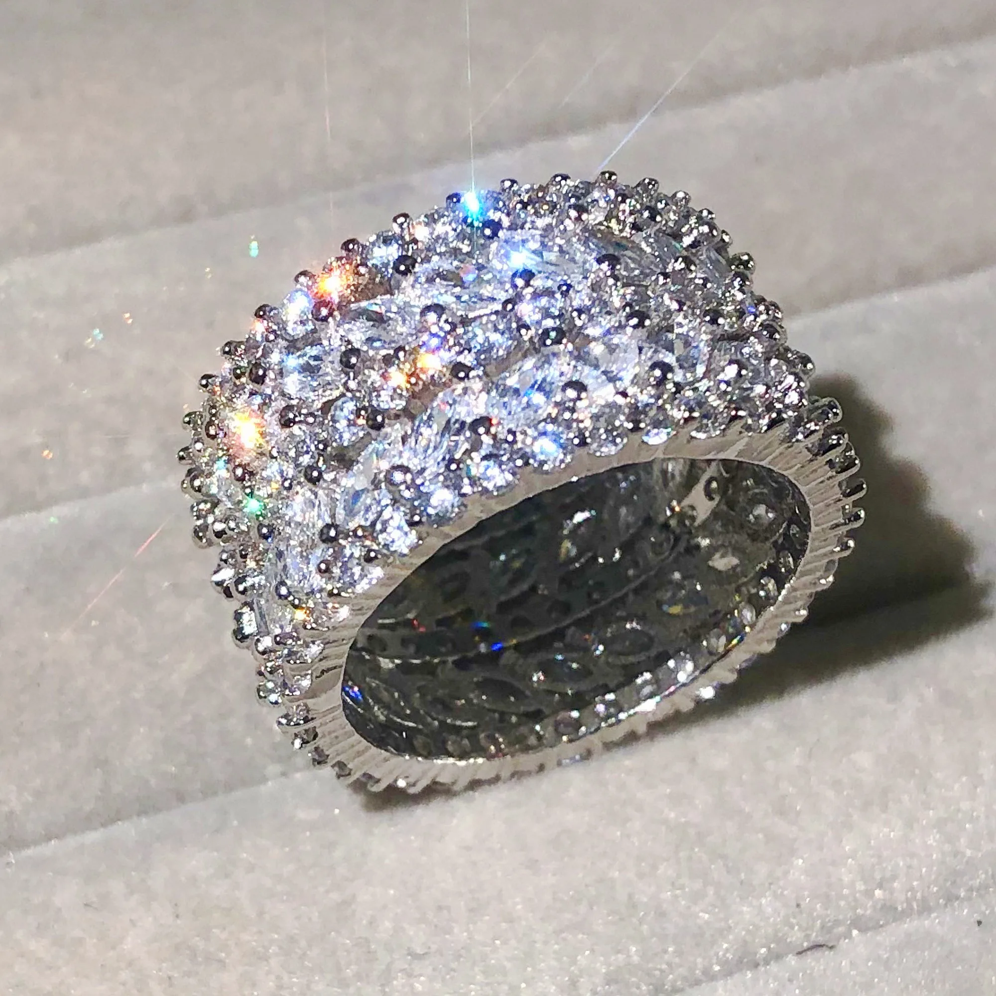 Женский комплект колец из серебра 925 пробы с искусственным бриллиантом |