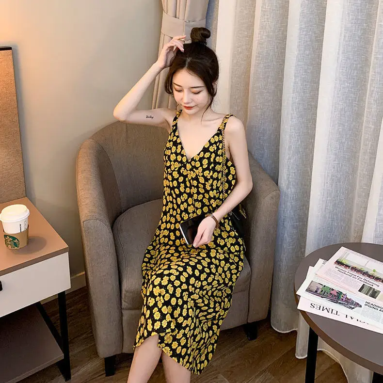 

2021 new summer French literature and art RETRO printing waist slim suspender skirt V-neck floral dress women's summer