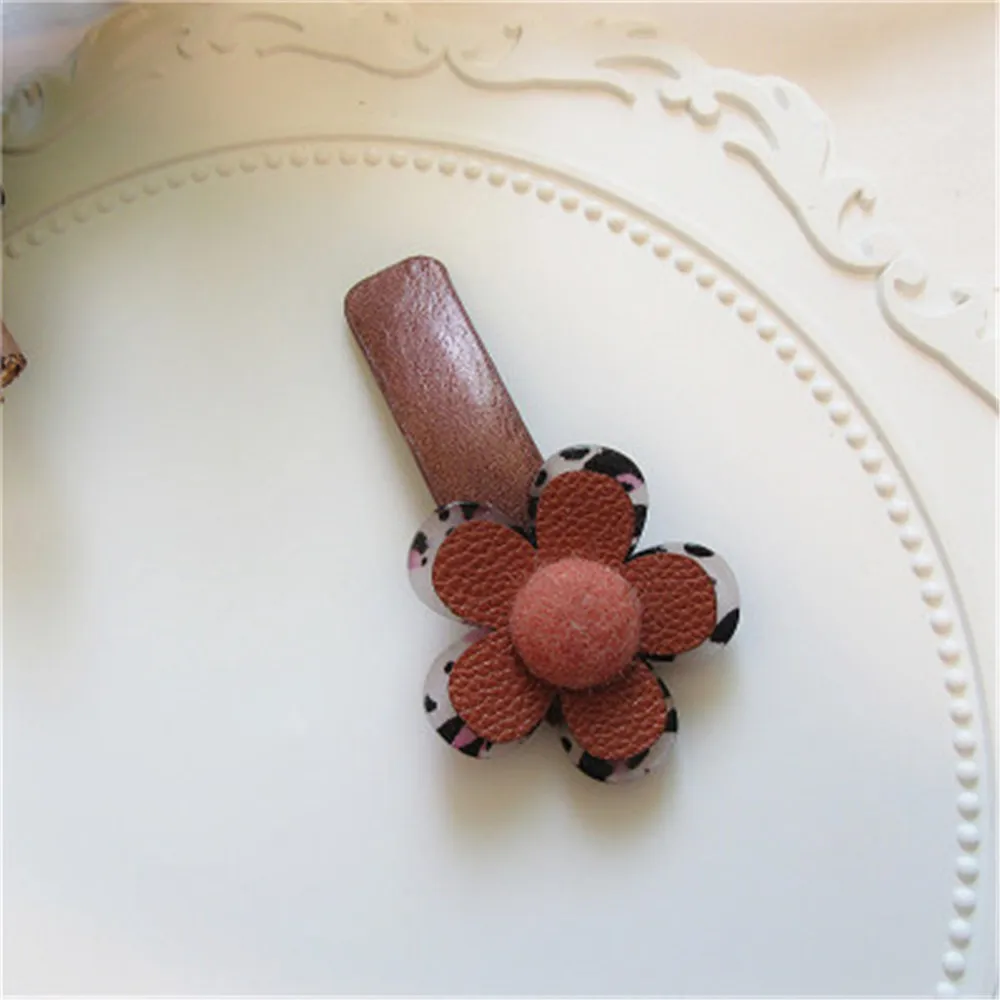

Korean Retro Chic Leopard Pattern Acrylic Pu Leather Flower Hair Clip Side Clip BB Clip Bangs Clip Female for Daily Wear