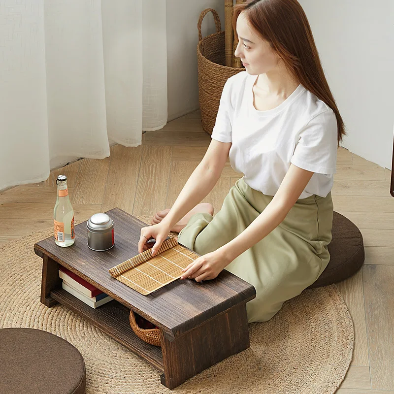 Складной низкий столик из твердого дерева для чая японского стиля для дома на балконе под окном.
