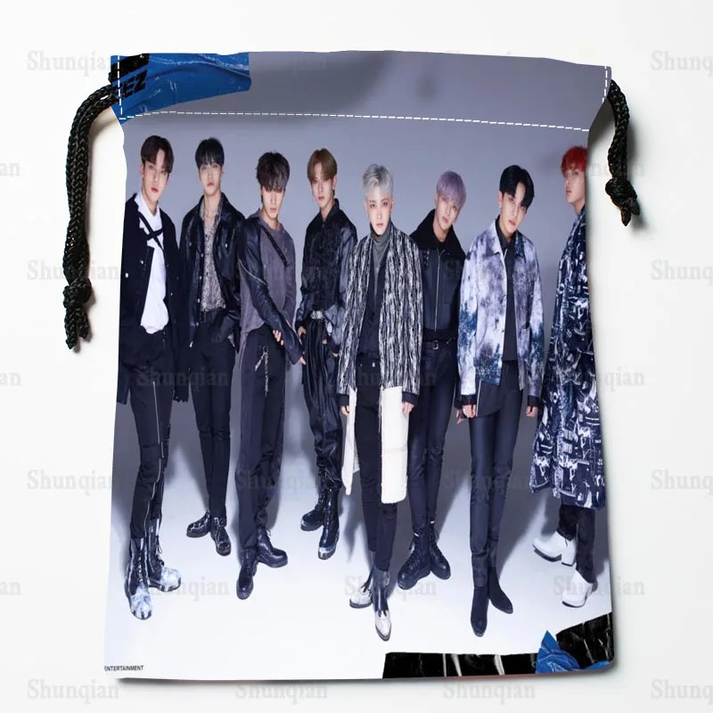 

Новое поступление, сумки на шнурке ATEEZ KPOP для мальчиков, сумки для хранения с индивидуальным принтом, сумки для хранения, размер 18x22 см, 0512