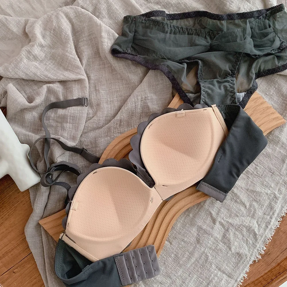 

New Strapless underwear is comfortable and detachable. Strapless bra set without steel ring is soft and breathable