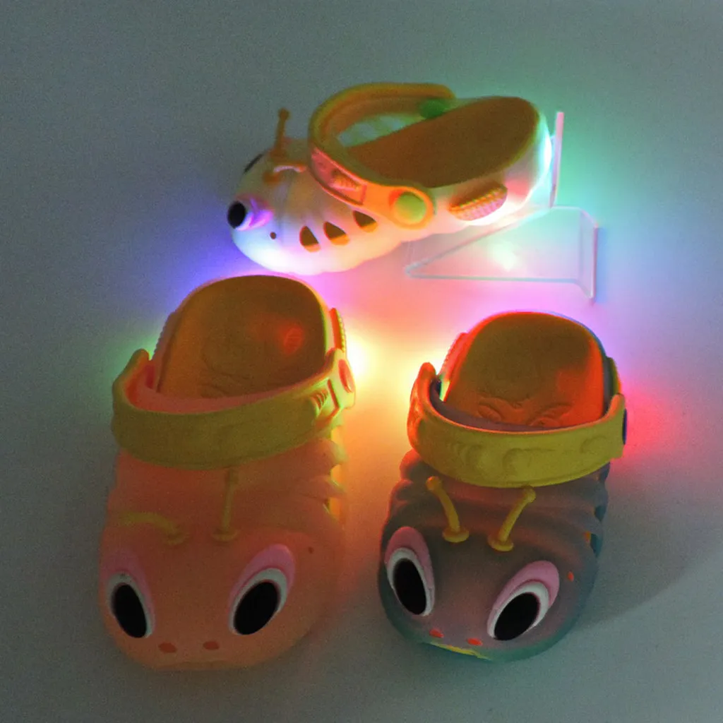 Летние сандалии с рисунком для маленьких мальчиков и девочек тапочки светящаяся