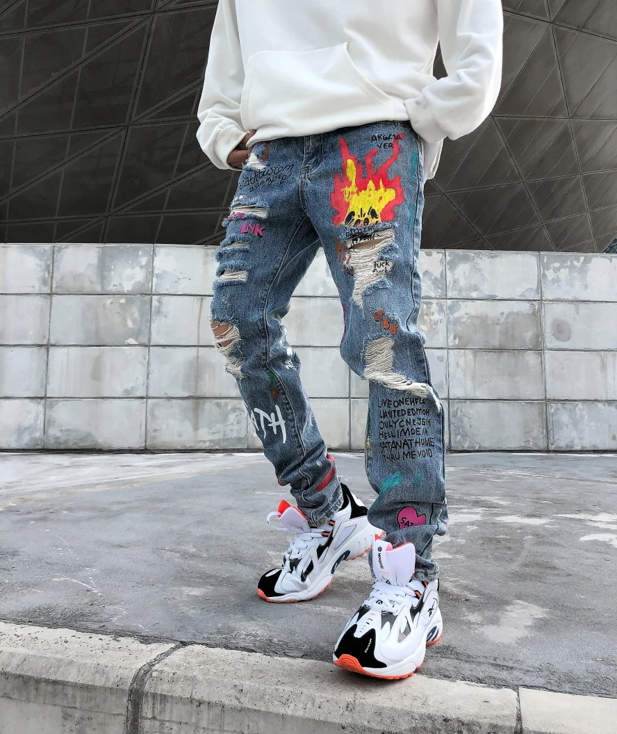 Мужские джинсы с дырками и надписями прямые узкие брюки карандаш рваные для