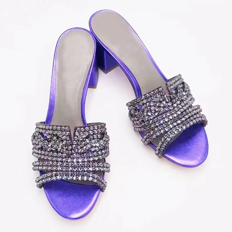 Женские босоножки на квадратном каблуке украшенные стразами с цепочкой|Тапочки|