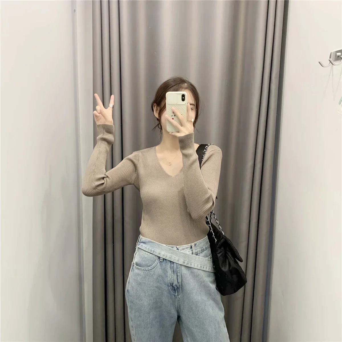 

Fit V-neck knit long sleeve pullover with fall base sweater