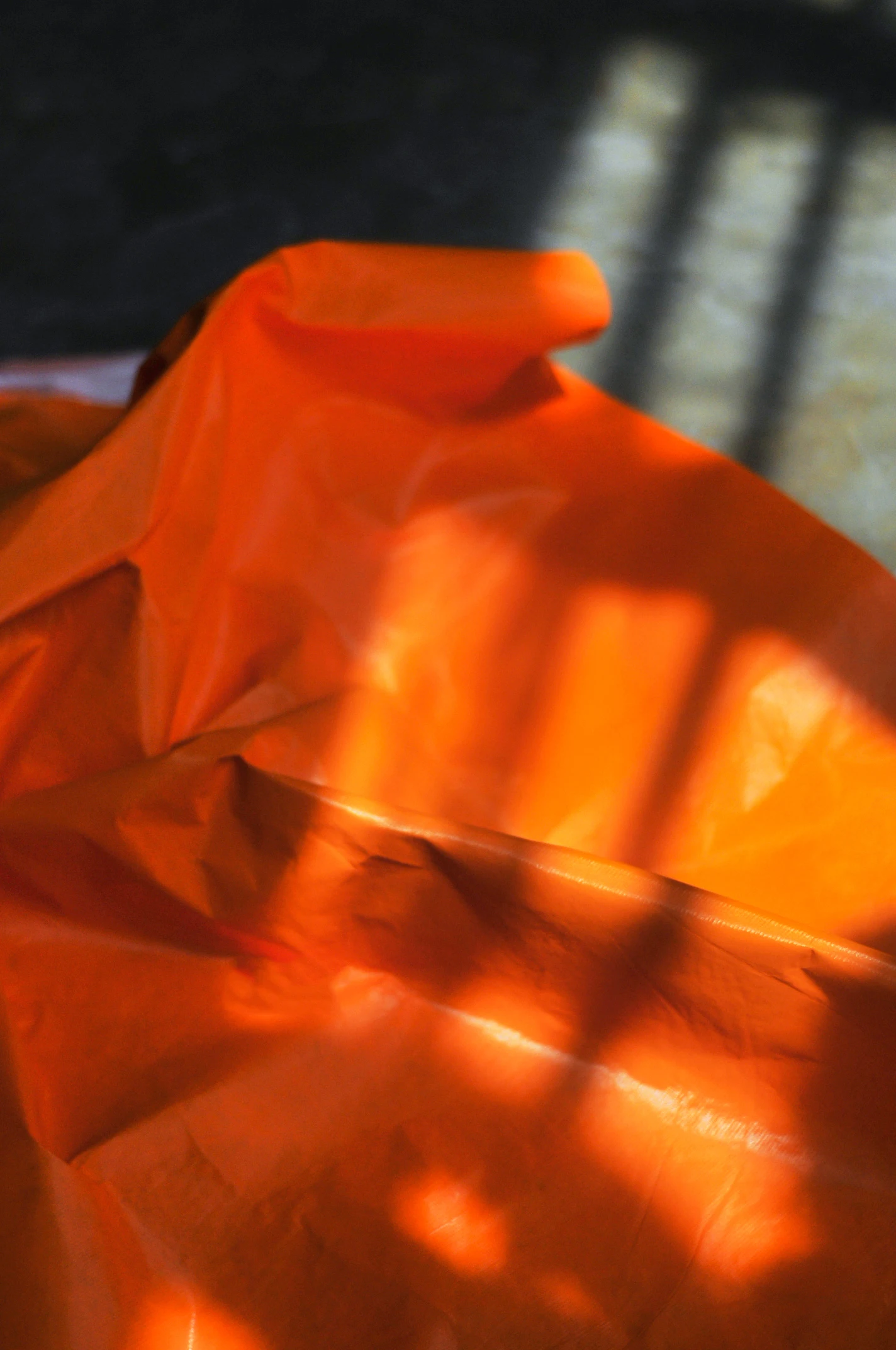 Устойчивая к разрывам Глянцевая моющаяся бумага оранжевого цвета 145 см ширина