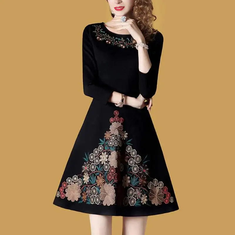 Винтажное платье с вышивкой женское тонкое ТРАПЕЦИЕВИДНОЕ черное офисное