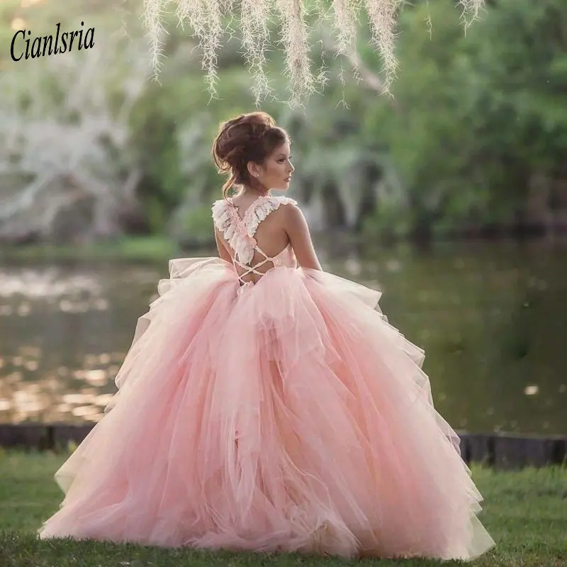 

Pink Ball Gown Flower Girl Dresses for Wedding Party Square Neck Cap Sleeves Criss Cross Back Appliques Kids Pageant dresses