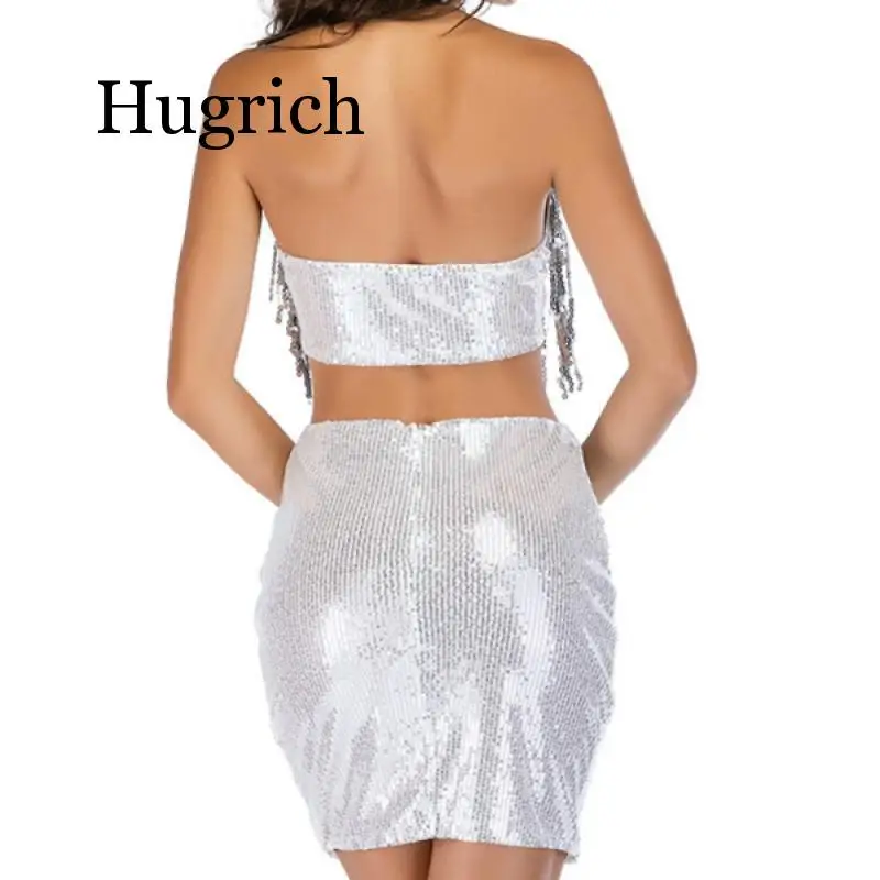 Женское облегающее платье с блестками серебристое открытой спиной и кисточками