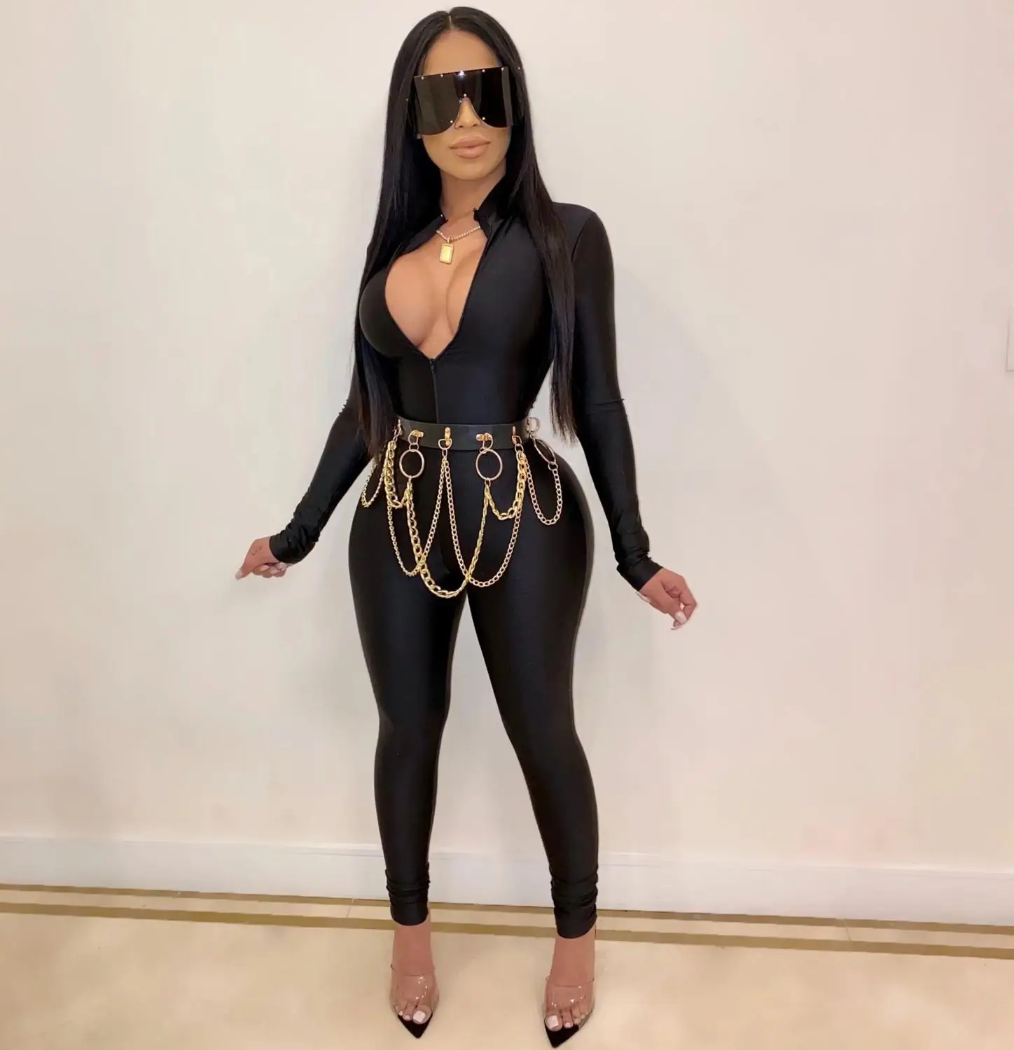 Женский спортивный комбинезон на молнии черный облегающий с длинным рукавом и V