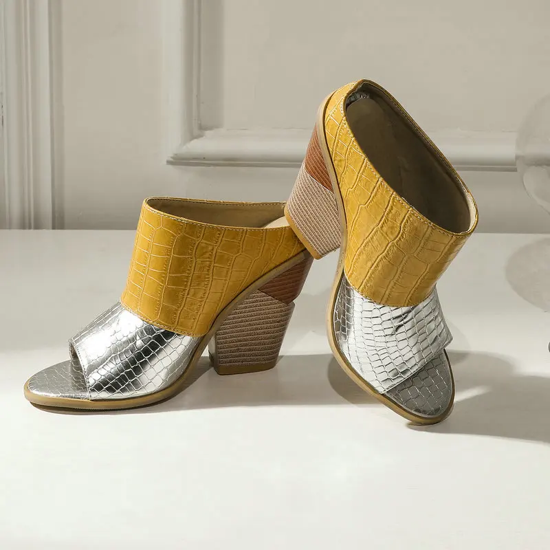 Сандалии женские на танкетке с открытым носком удобные модные тапочки цвет