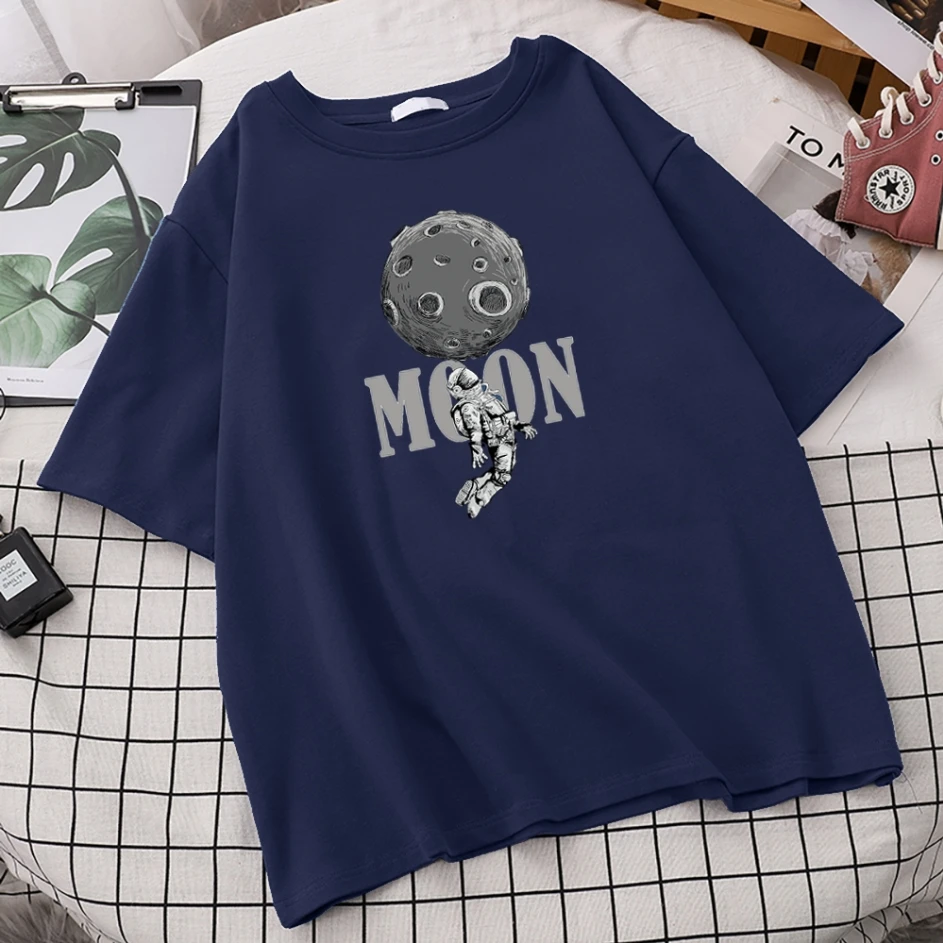

Футболка женская хлопковая оверсайз с принтом Луны и космоса