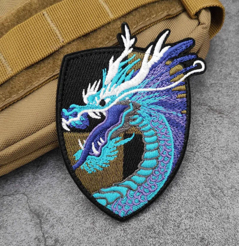 Фон с китайским драконом и вышитые патч избежать стихийных бедствий молимся