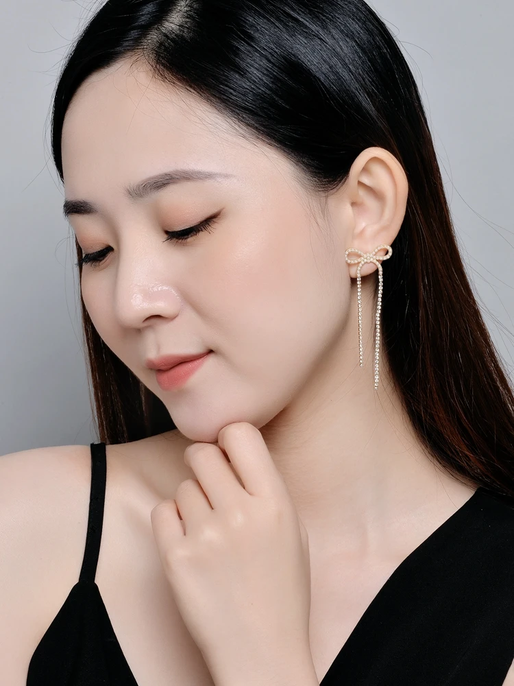 Женские серьги-бабочки из прозрачной пряжи с длинными кисточками