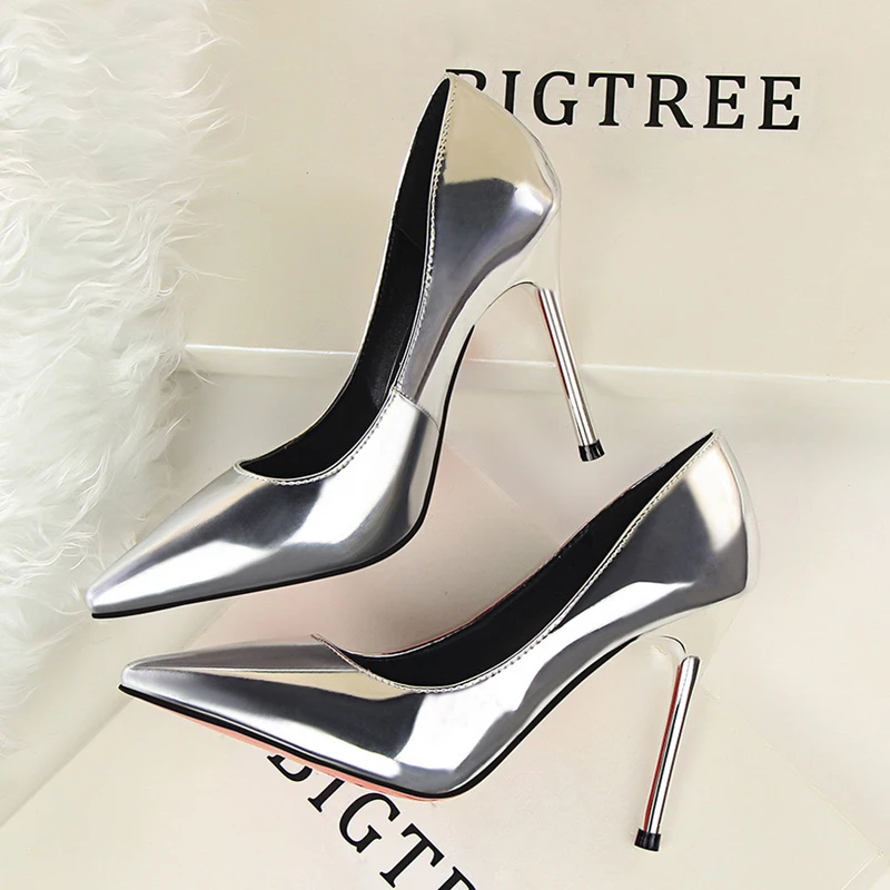 Женские тонкие туфли из лакированной кожи с острым закрытым носком на высоком